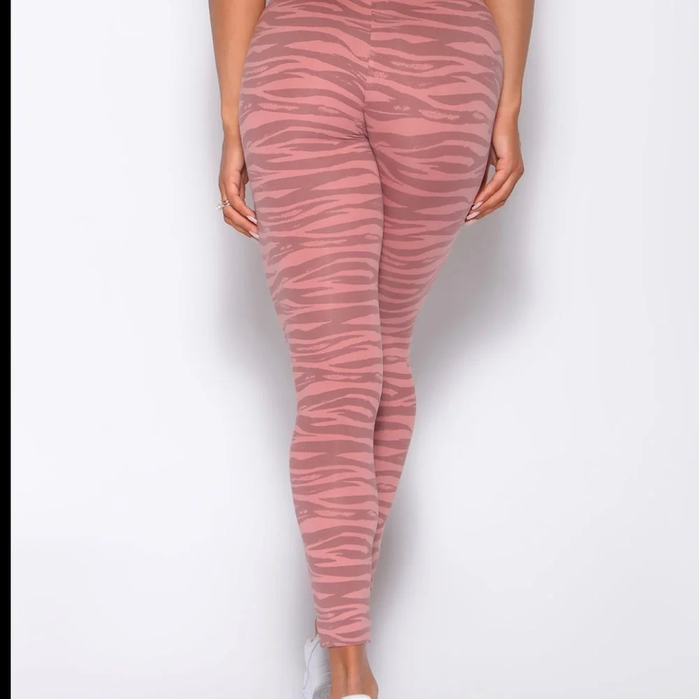 Bombshell Sportswear Set - Picture 2 of 12